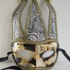 Dekorationsmask i guld och silver för inredning och dekoration