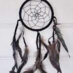 Drömfångare med mörkbruna fjädrar. Besök blickfång.se