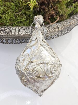 Julkula droppformad silver spets. Besök blickfång.se