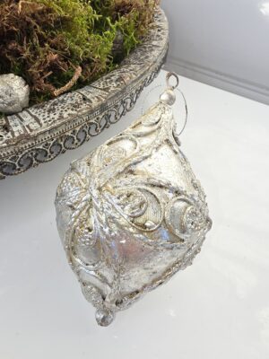 Julkula droppformad silver spets. Besök blickfång.se