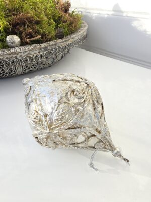 Julkula droppformad silver spets. Besök Blickfång.se