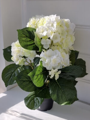 Konstgjord fyllig vit hortensia i innerkruka. Besök blickfång.se