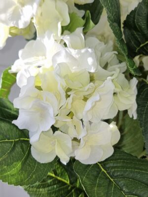 Konstgjord fyllig vit hortensia i innerkruka. Besök blickfång.se