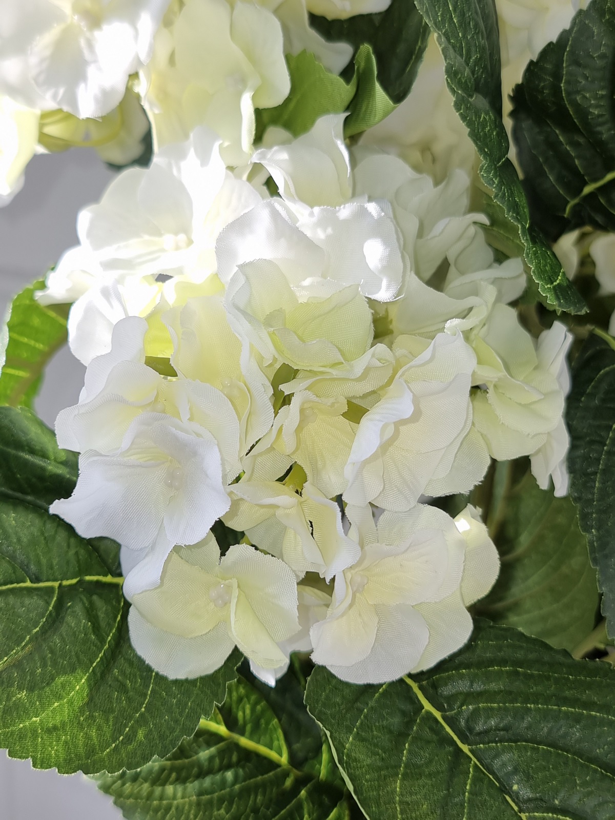Konstgjord-fyllig-vit-hortensia-i-innerkruka-2