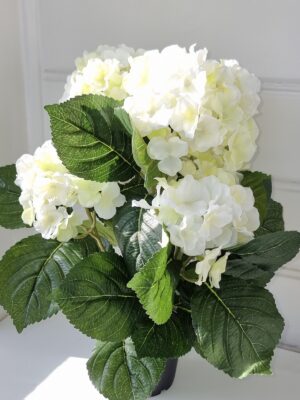 Konstgjord fyllig vit hortensia i innerkruka. Besök blickfång.se