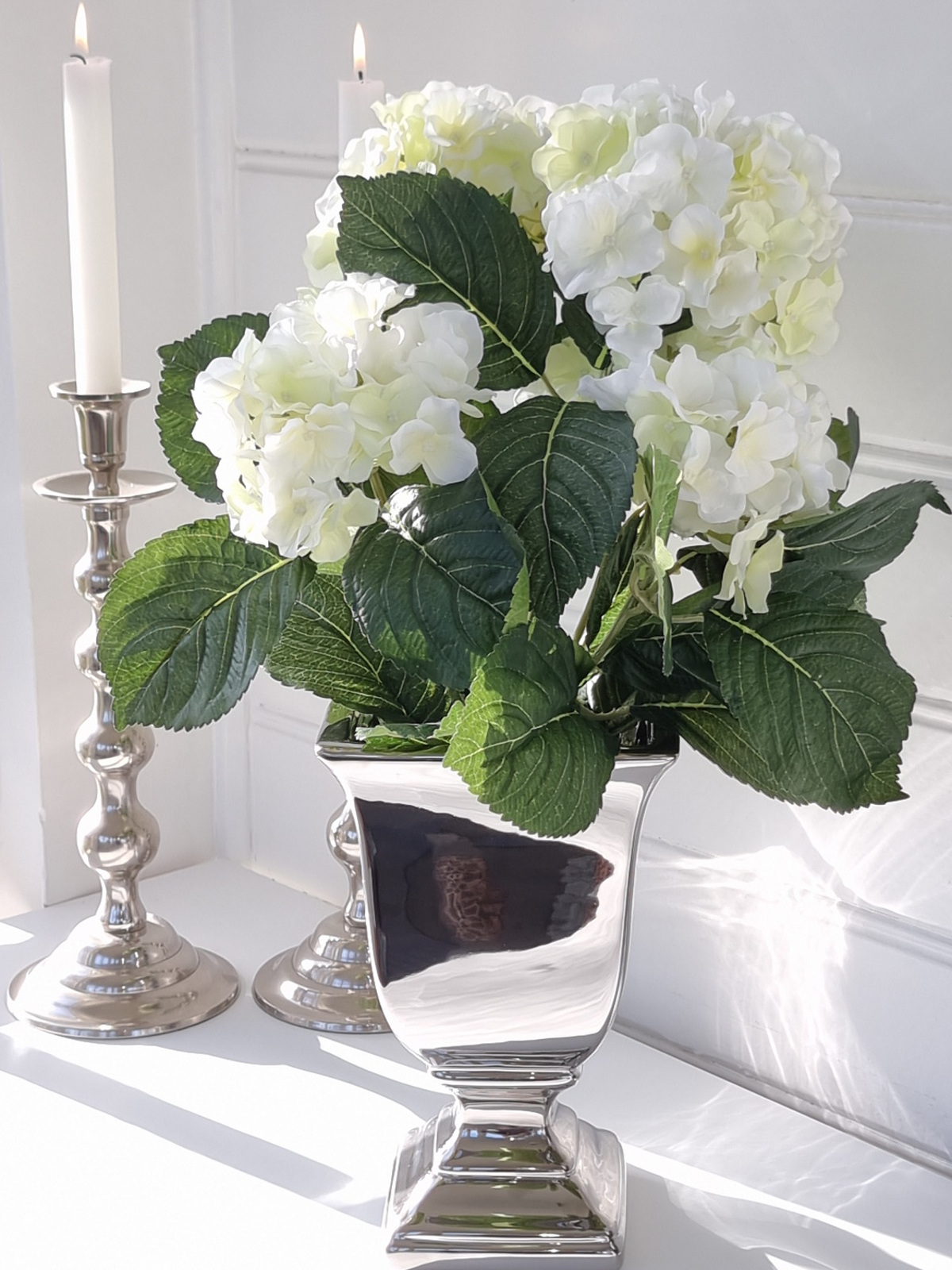 Konstgjord fyllig vit hortensia i innerkruka. Besök blickfång.se