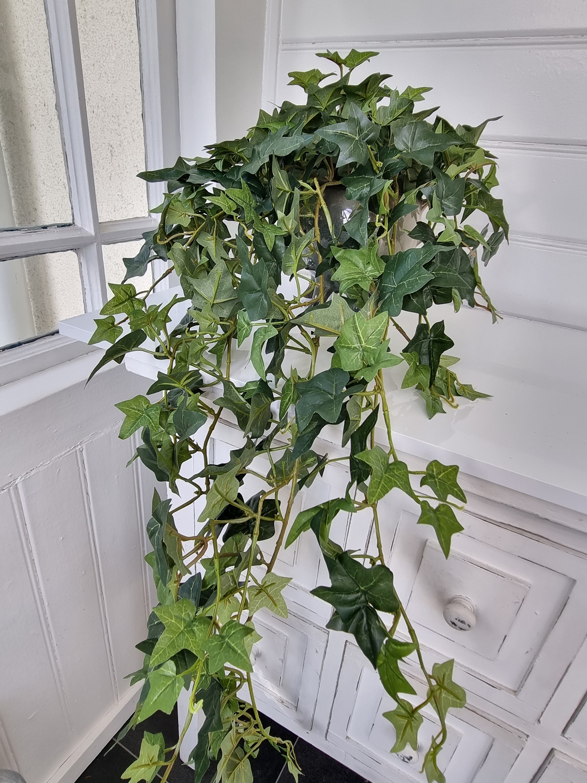Konstgjord hängande murgröna med mörka blad. Besök Blickfång.se