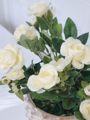 Konstgjord krämfärgad rosbukett. Besök Blickfång.se