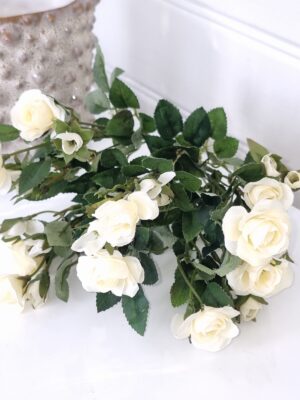 Konstgjord krämfärgad rosbukett. Besök Blickfång.se