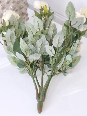 Konstgjord krämfärgad rosbukett. Besök Blickfang.se