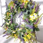 Konstgjord krans med blommor. Besök blickfång.se