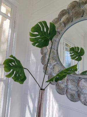 Konstgjord monstera på stjälk. Besök Blickfang.se