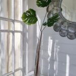 Konstgjord monstera på stjälk. Besök Blickfang.se