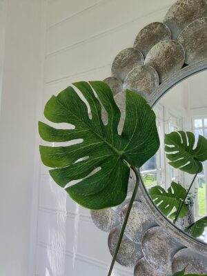 Konstgjord monstera på stjälk. Besök Blickfang.se