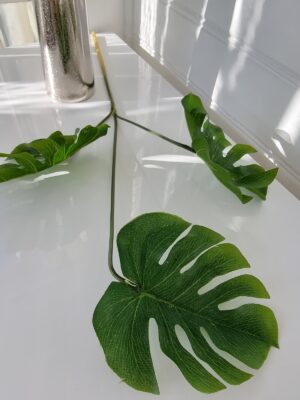 Konstgjord monstera på stjälk. Besök Blickfang.se