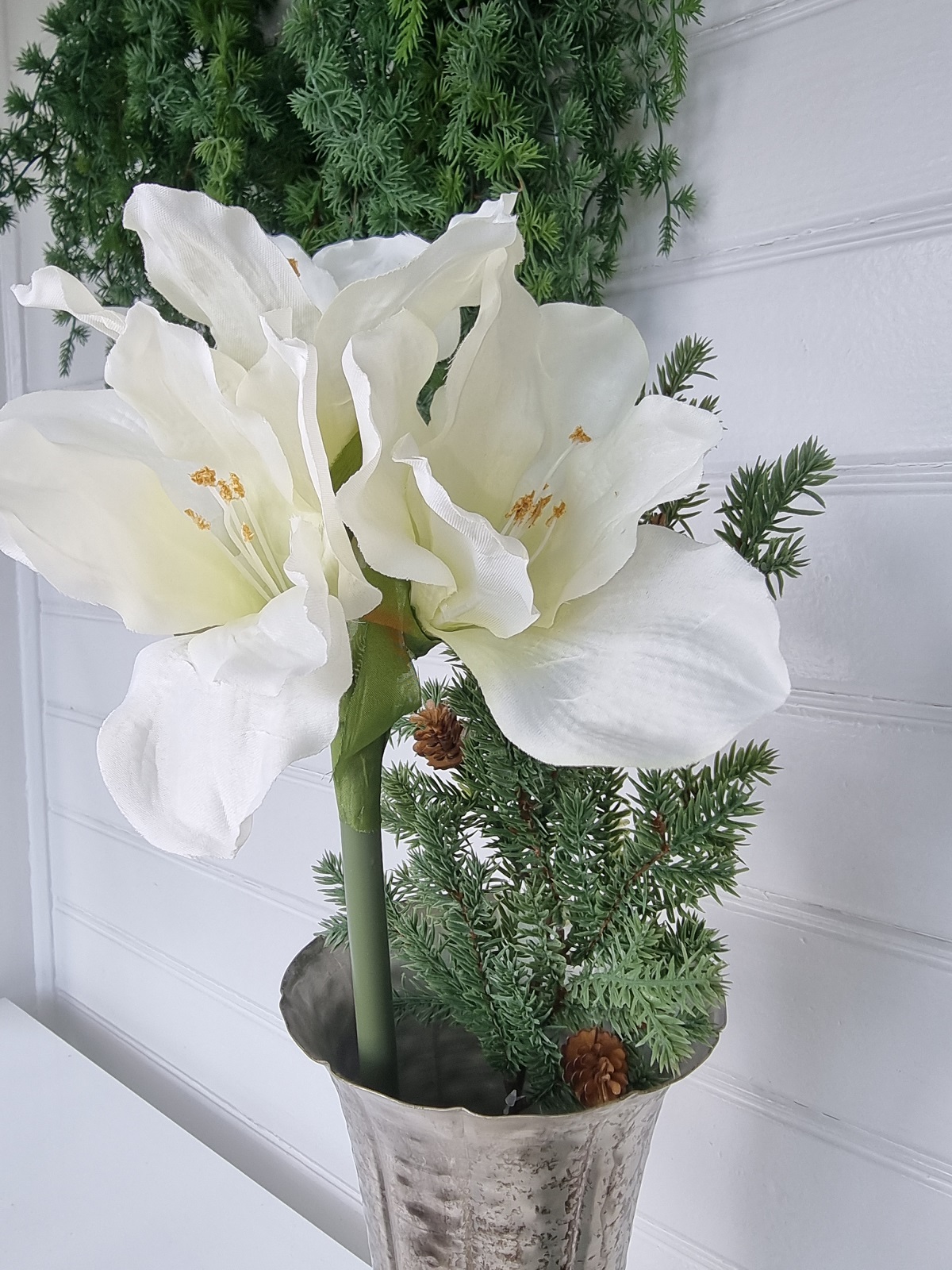 Konstgjord vit amaryllis. Besök blickfang.se