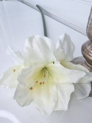 Konstgjord vit amaryllis. Besök Blickfang.se
