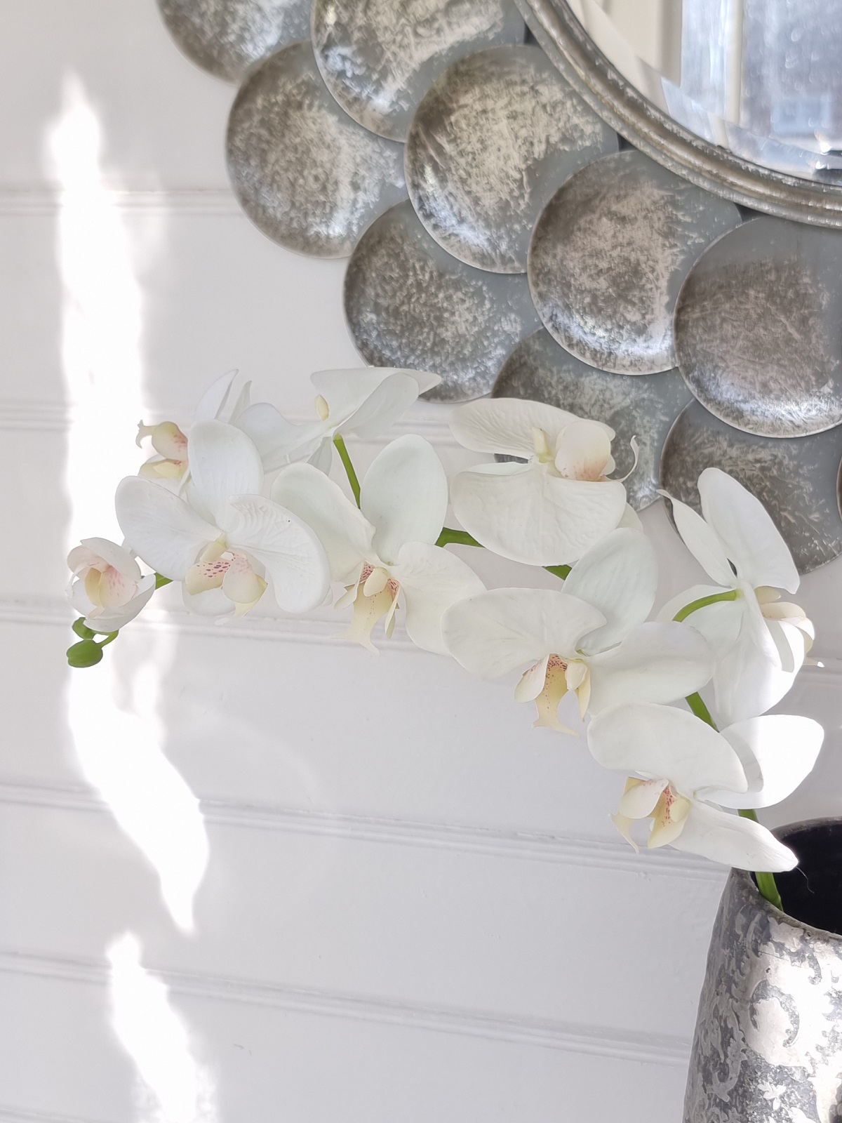 Konstgjord vit orkidéstjälk med stora blommor. Besök Blickfång.se