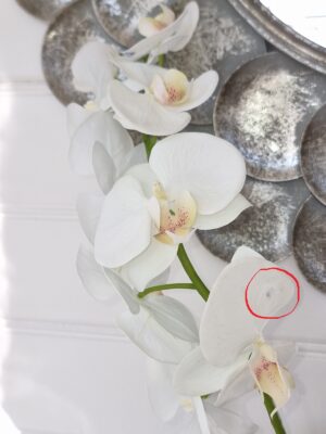 Konstgjord vit orkidéstjälk med stora blommor. Besök Blickfång.se
