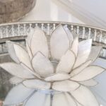 Lotuslykta vit med silverkant. Besök Blickfång.se