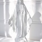 Madonna vit prydnadsfigur. Besök blickfång.se