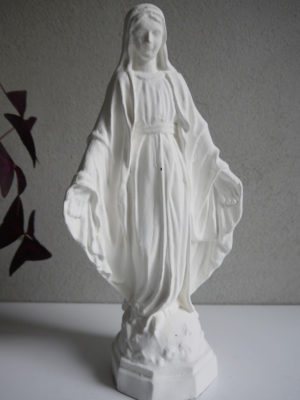 Madonna vit prydnadsfigur. Besök Blickfång.se