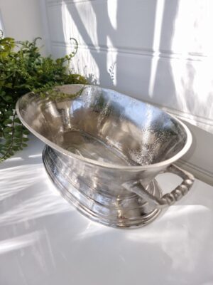 Oval skål i ruff silver metall. Besök blickfång.se
