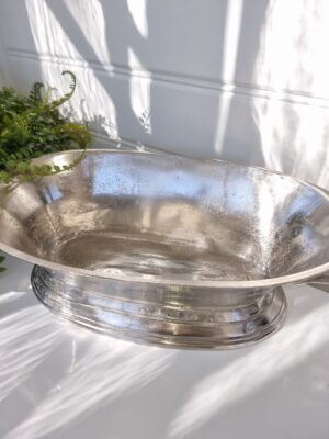Oval skål i ruff silver metall. Besök blickfång.se