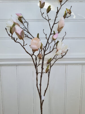 Rosa konstgjord magnolia på stjälk. Besök Blickfång.se