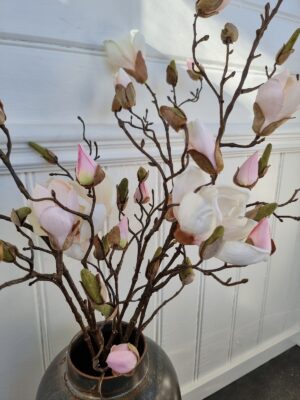 Rosa konstgjord magnolia på stjälk. Besök Blickfång.se