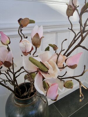 Rosa konstgjord magnolia på stjälk. Besök Blickfång.se