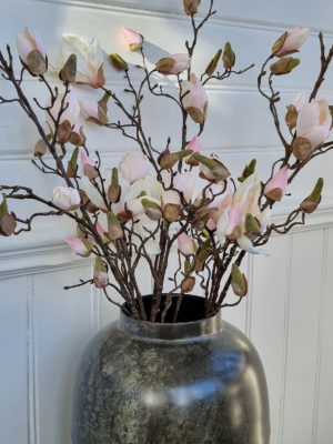 Rosa konstgjord magnolia på stjälk. Besök blickfång.se