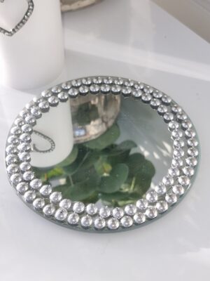 Rund spegelbricka med dekoration. Besök blickfång.se