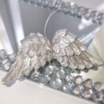 Silvriga änglavingar för upphängning. Besök Blickfång.se