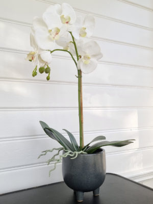 Stor vit konstgjord orkide. Besök blickfång.se
