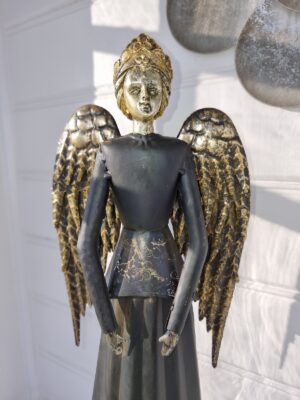 Svart ängel prydnadsfigur i metall. Besök Blickfång.se