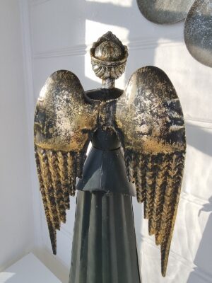 Svart ängel prydnadsfigur i metall. Besök Blickfång.se