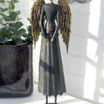 svart ängel i metall för inredning och dekoration