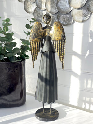 svart ängel i metall från baksidan