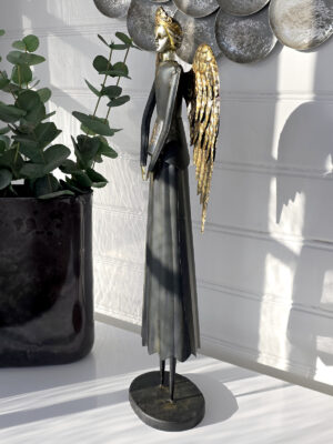 svart ängel i metall sett från sidan