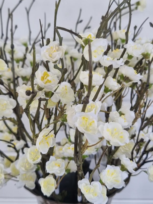 Vit-konstgjord-blomkvist-1