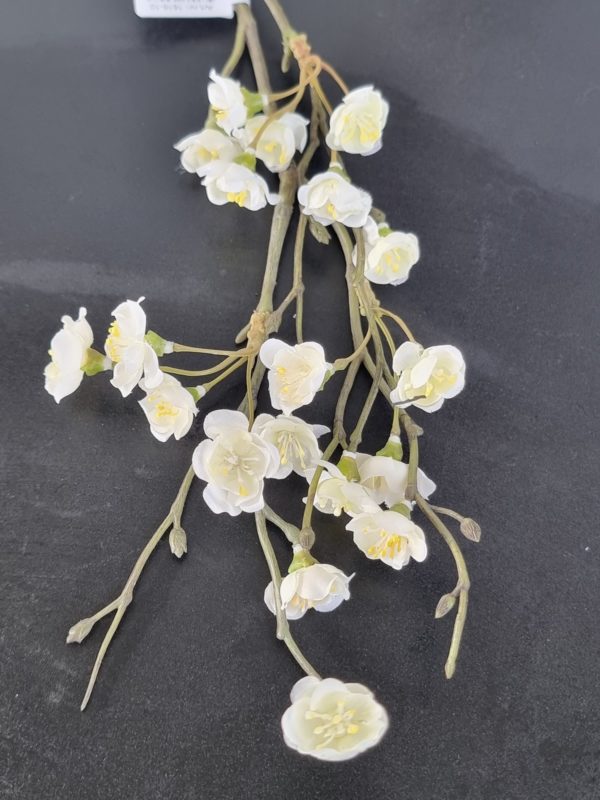 Vit-konstgjord-blomkvist-3