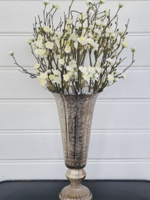 Vit konstgjord blomkvist. Besök blickfång.se