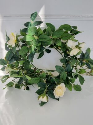 Vit konstgjord rosgirlang. Besök Blickfång.se