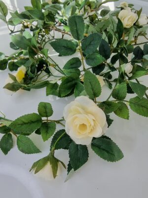 Vit konstgjord rosgirlang. Besök Blickfang.se