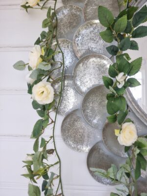 Vit konstgjord rosgirlang. Besök blickfång.se