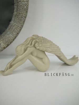 Krämfärgad ängel prydnadsfigur. Besök Blickfång.se