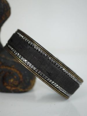 Mörkbrunt armband med strass. Besök Blickfång.se
