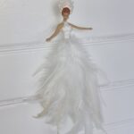 Ballerina med fjäder klänning att hänga. Besök Blickfång.se