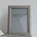Stilren silverfärgad fotoram. Besök Blickfång.se